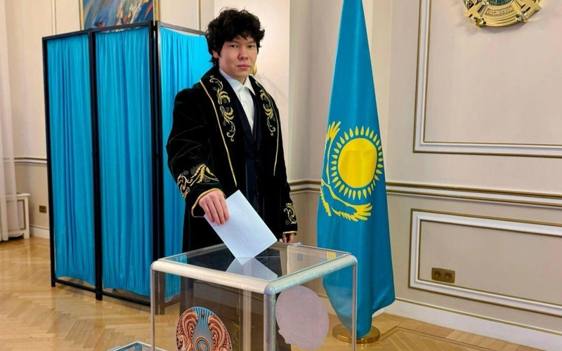 Stýdent ız Kazahstana progolosoval na referendýme v Brıýssele v natsıonalnoı odejde