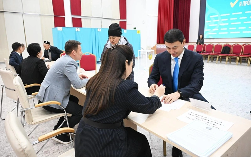 Almaty ákimi Darhan Satybaldy respýblıkalyq referendýmda daýys berdi 