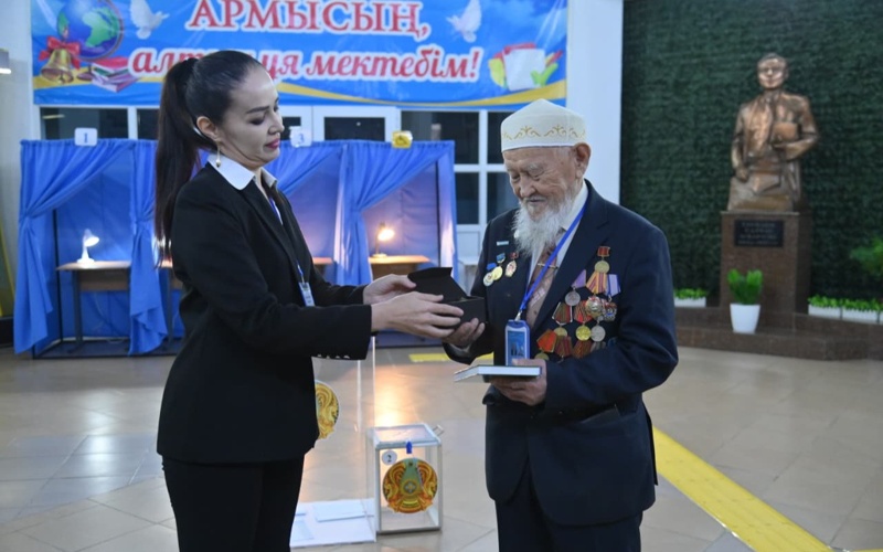 Праздником единства и креатива отметили референдум жители Шымкента Жители Шымкента голосуют на референдуме