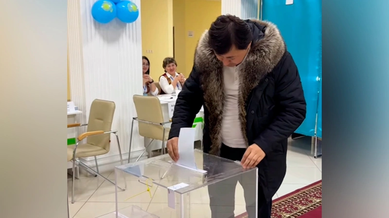 Оралда дауыс берген танымал өнерпаз «Атамекен» әнін орындады