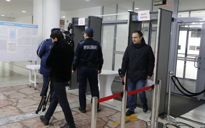 Жители Алматы начали голосовать на референдуме