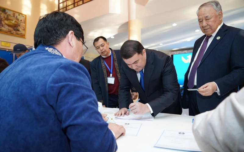 Түркістан облысының әкімі Нұралхан Көшеров референдумда дауыс берді