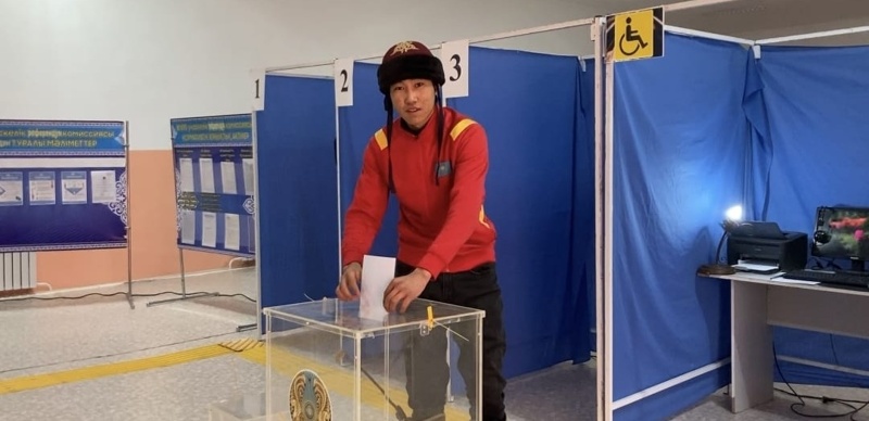 Верхом на конях на референдум: молодежь проголосовала в Туркестанской области Верхом на конях на референдум: молодежь проголосовала в Туркестанской области