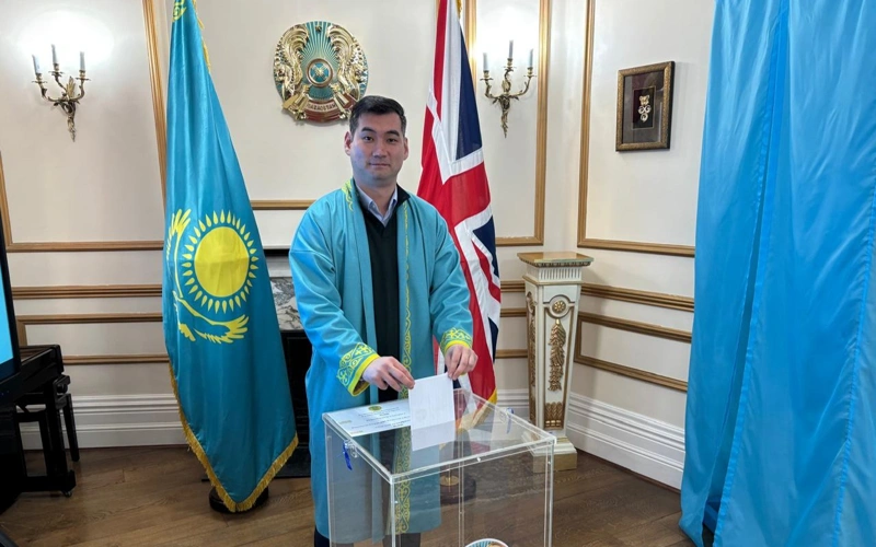 Kazakhstanis cast referendum ballots in London