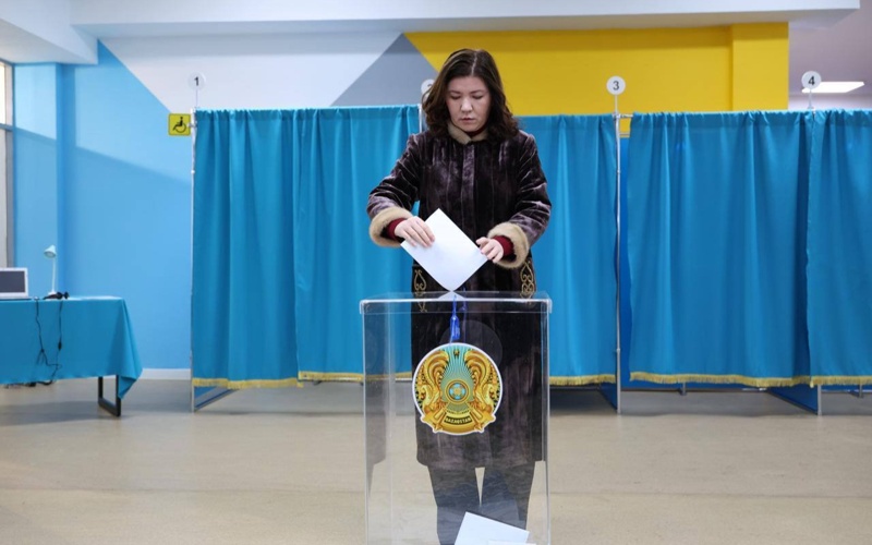 Правительство и лидеры партий Казахстана приняли участие в голосовании