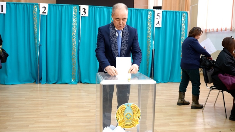 Аким ЗКО Нариман Торегалиев проголосовал на референдуме