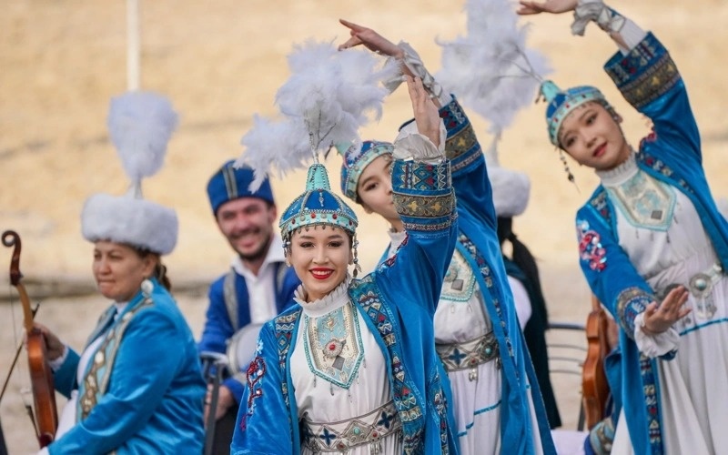Национальный код казахов: традиции и современное общество Казашки танцуют национальный танец