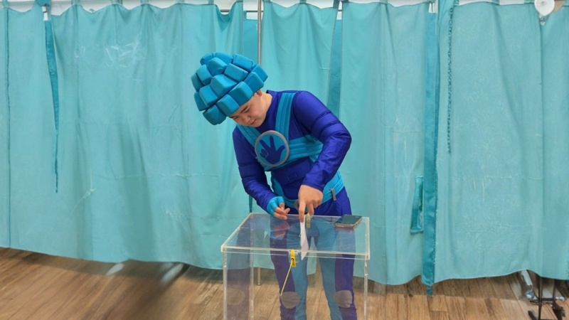 Оралда Фиксиктер референдумға дауыс беруге келді