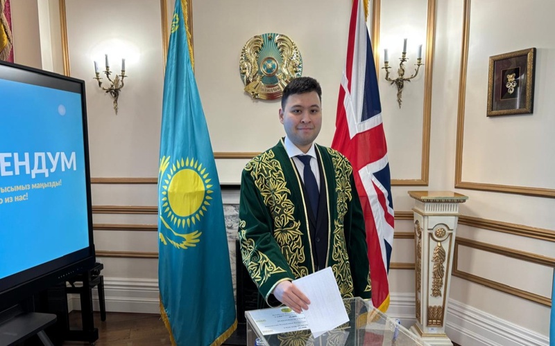 Казахстанцы в Лондоне голосуют на референдуме Казахстанцы в Лондоне голосуют на референдуме