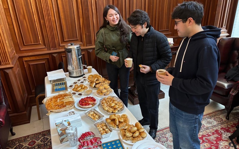 Казахстанцы в Лондоне голосуют на референдуме Казахстанцы в Лондоне голосуют на референдуме