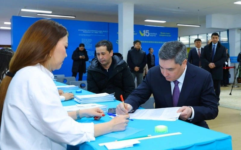 Prime Minister Bektenov casts his ballot in referendum on new Constitution 