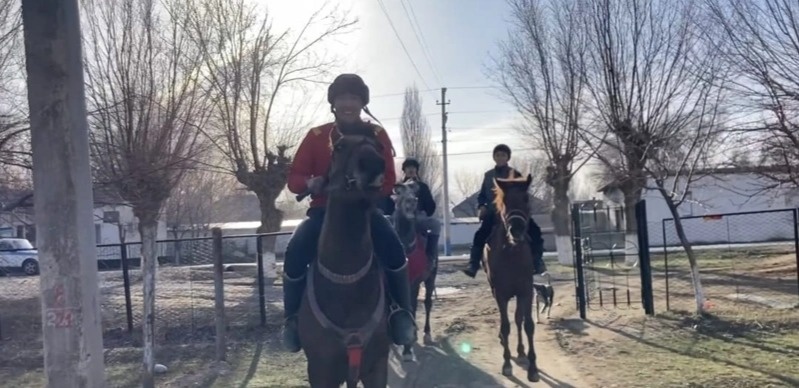 Верхом на конях на референдум: молодежь проголосовала в Туркестанской области Верхом на конях на референдум: молодежь проголосовала в Туркестанской области