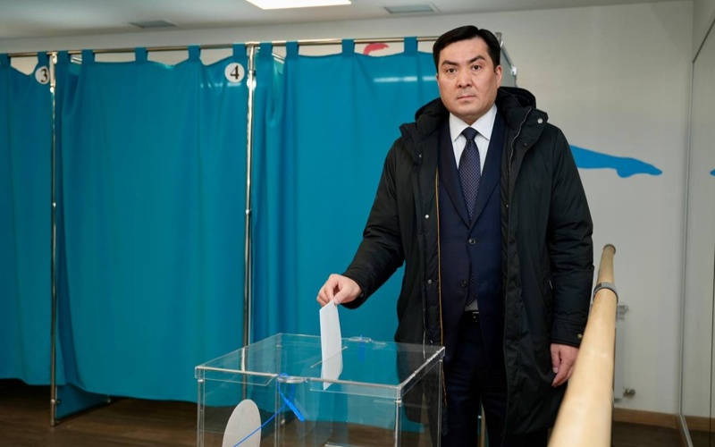 Правительство и лидеры партий Казахстана приняли участие в голосовании
