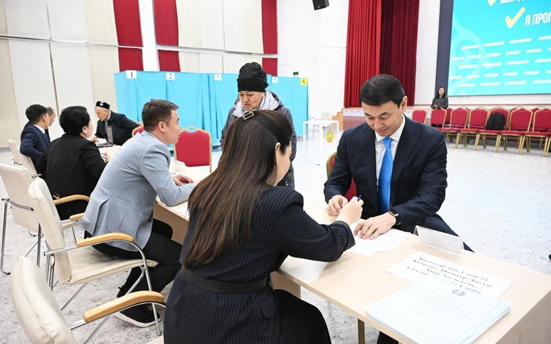 Аким Алматы проголосовал на республиканском референдуме Аким Алматы проголосовал на республиканском референдуме