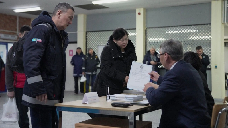 Теңіз кен орнында жұмыс істейтіндер дауыс беріп жатыр 