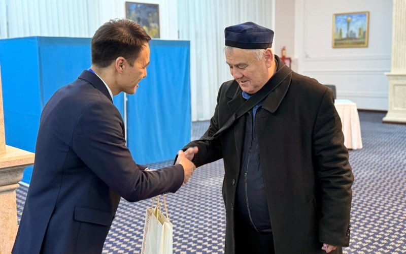 Казахстанцы в Узбекистане голосуют на референдуме Казахстанцы в Узбекистане голосуют на референдуме