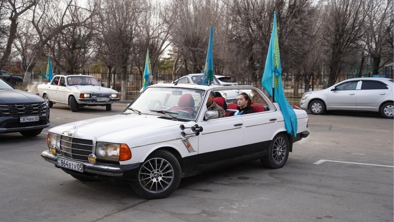 Референдум в Конаеве: на участки для голосования жители приехали на ретроавтомобилях Референдум в Конаеве: на участки для голосования жители приехали на ретроавтомобилях