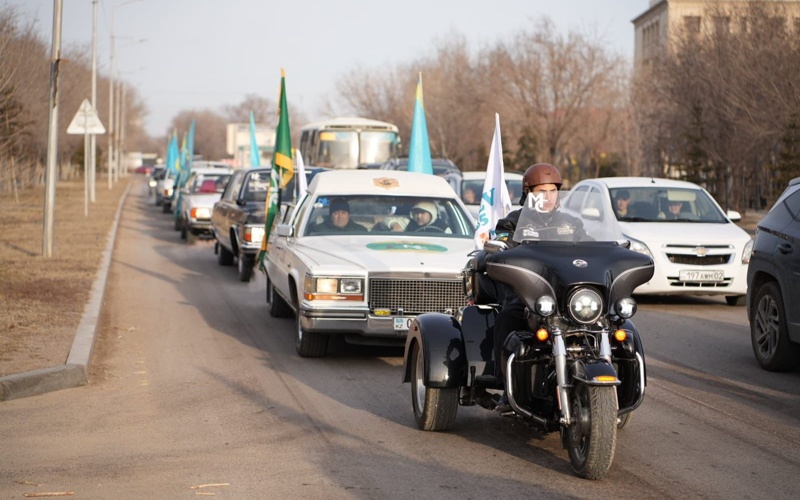 Референдум в Конаеве: на участки для голосования жители приехали на ретроавтомобилях Референдум в Конаеве: на участки для голосования жители приехали на ретроавтомобилях