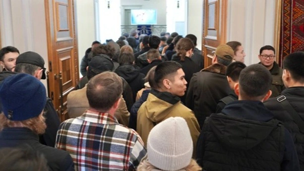Высокая активность казахстанцев наблюдается на участке референдума в Москве