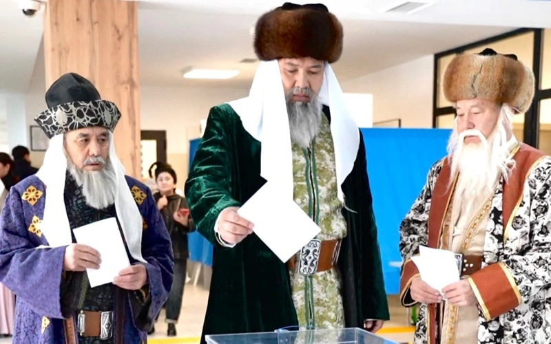 Qazaqtyń úsh hany daýys berýge keldi