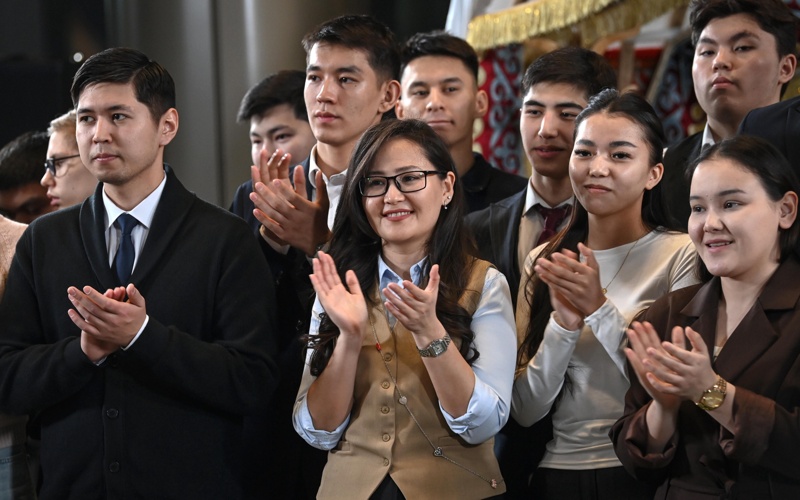 托卡耶夫感谢青年参与公投宣传:希望未来议会更多代表年轻声音 托卡耶夫感谢青年参与公投宣传:希望未来议会更多代表年轻声音