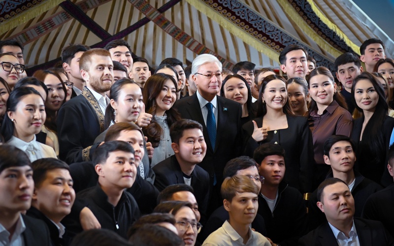 托卡耶夫感谢青年参与公投宣传:希望未来议会更多代表年轻声音 托卡耶夫感谢青年参与公投宣传:希望未来议会更多代表年轻声音