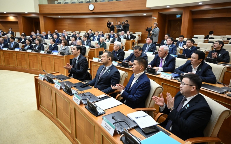  AMANAT: Жаңа Конституция ел дамуының жаңа бағдарын айқындады