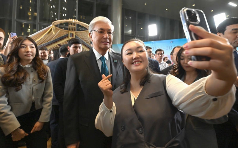 托卡耶夫感谢青年参与公投宣传:希望未来议会更多代表年轻声音 托卡耶夫感谢青年参与公投宣传:希望未来议会更多代表年轻声音