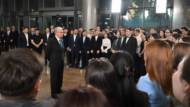 托卡耶夫感谢青年参与公投宣传：希望未来议会更多代表年轻声音