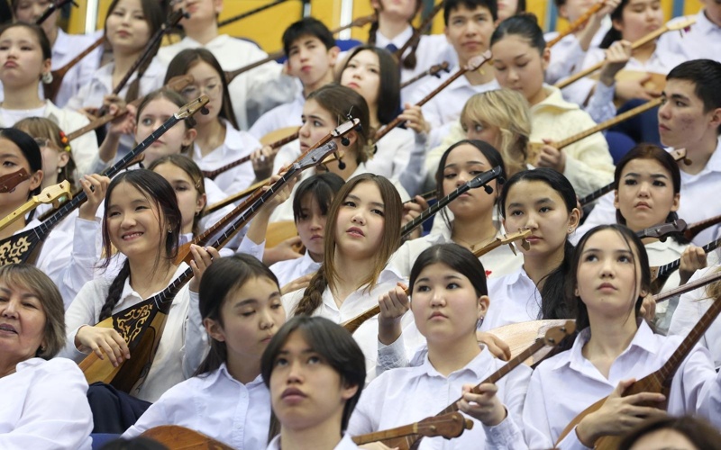 Over 11,000 young dombra players in Almaty perform in unison Over 11,000 young dombra players in Almaty perform in unison