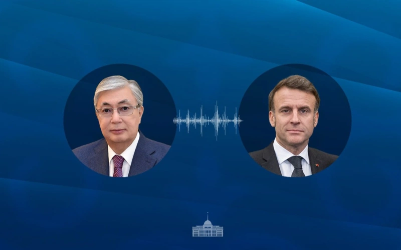 Макрон поздравил Токаева с успешным проведением референдума