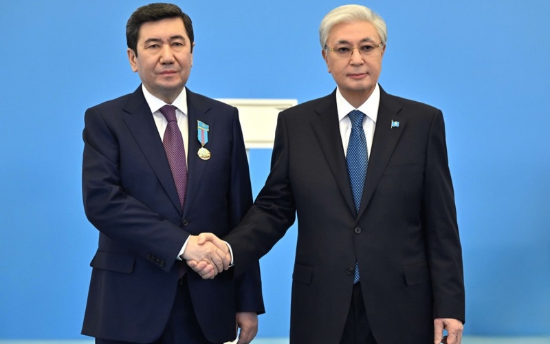 Президент вручил госнаграды ряду граждан