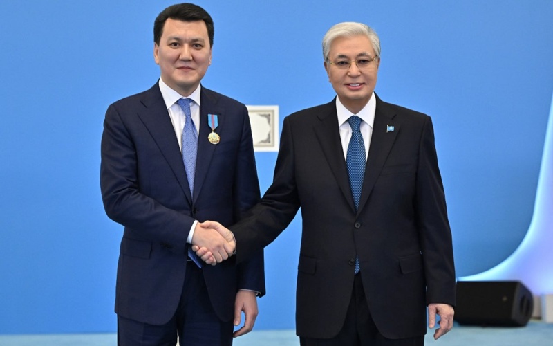 Президент вручил госнаграды ряду граждан