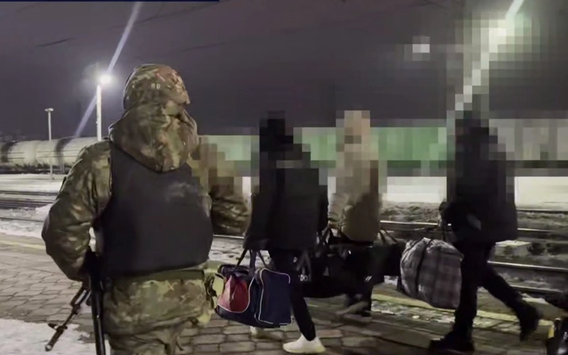 Подозреваемого в серийном мошенничестве в составе ОПГ экстрадировали в Казахстан из России