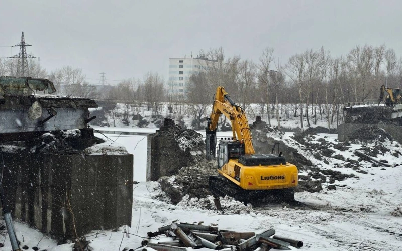 Шнайдеровский мост в Усть-Каменогорске разбирают перед строительством нового