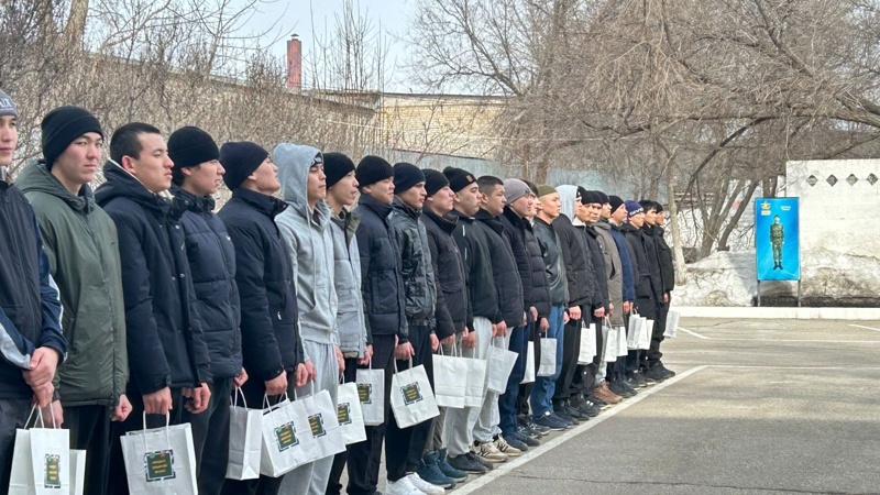 Бір топ ақтөбелік әскери борышын өтеуге аттанды