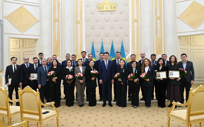 Ряд общественных деятелей наградили в честь принятия новой Конституции РК