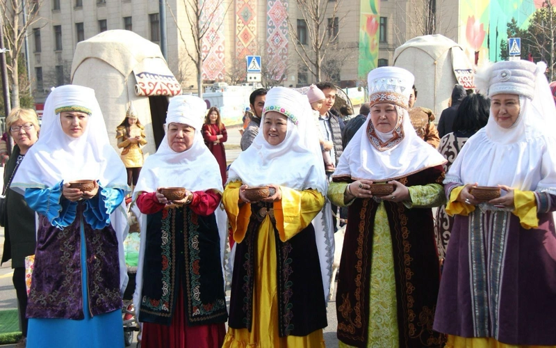 Празднование Наурыза на площади в Алматы