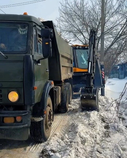 Petropavlda kóshelerden qardy shyǵarýǵa áskerıler men eriktiler kómektesip jatyr