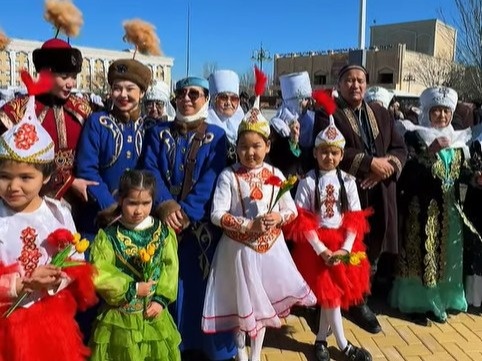 Мыңдаған адам Қызылорда көшелерінде ұлттық киіммен жүрді