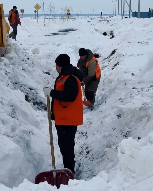 Petropavlda kóshelerden qardy shyǵarýǵa áskerıler men eriktiler kómektesip jatyr
