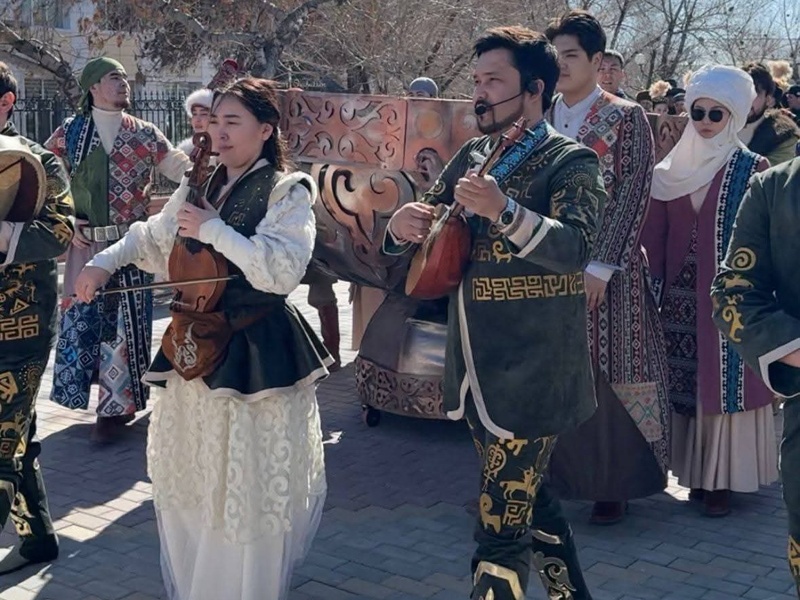 Мыңдаған адам Қызылорда көшелерінде ұлттық киіммен жүрді