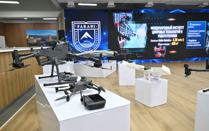 Глава государства ознакомился с научными и инновационными разработками КазНУ имени аль-Фараби