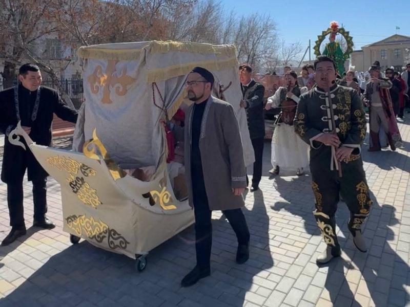 Мыңдаған адам Қызылорда көшелерінде ұлттық киіммен жүрді