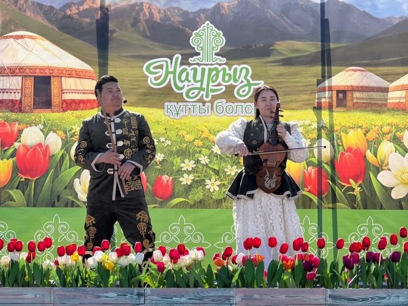 Мыңдаған адам Қызылорда көшелерінде ұлттық киіммен жүрді