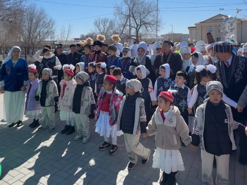 Мыңдаған адам Қызылорда көшелерінде ұлттық киіммен жүрді