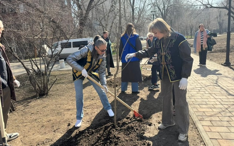 Более 400 деревьев высадили в Алматы в Жаңару күні Более 400 деревьев высадили в Алматы в Жаңару күні