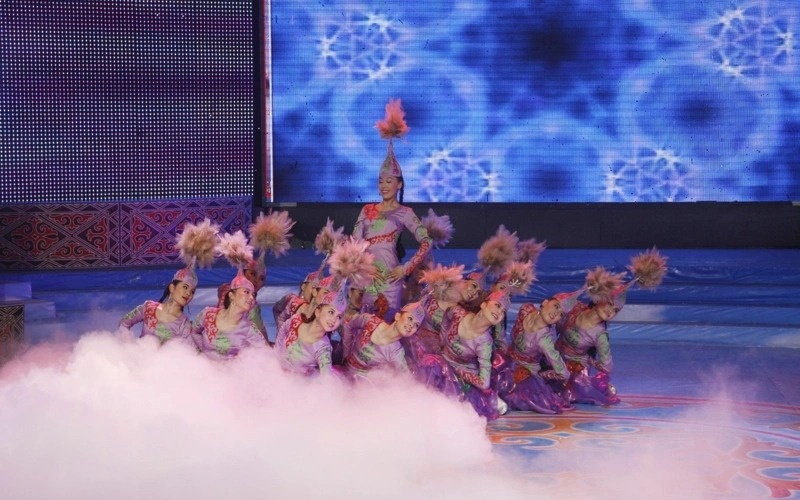 Как казахи отмечают Наурыз в Китае Казашки на сцене в Китае