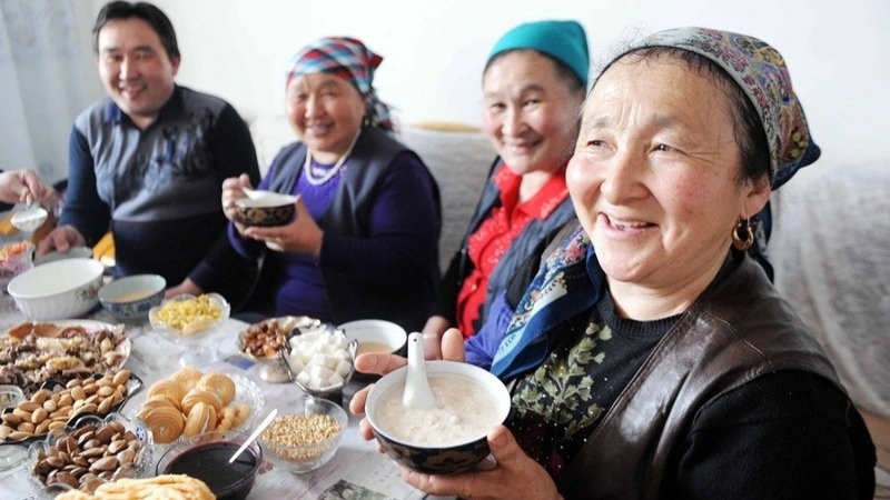 Как казахи отмечают Наурыз в Китае Казахи за столом на праздновании Наурыза