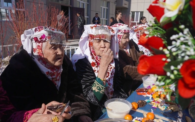 Как казахи отмечают Наурыз в Китае Женщины в Китае за столом на Наурыз